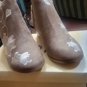 Flat suede tan booties